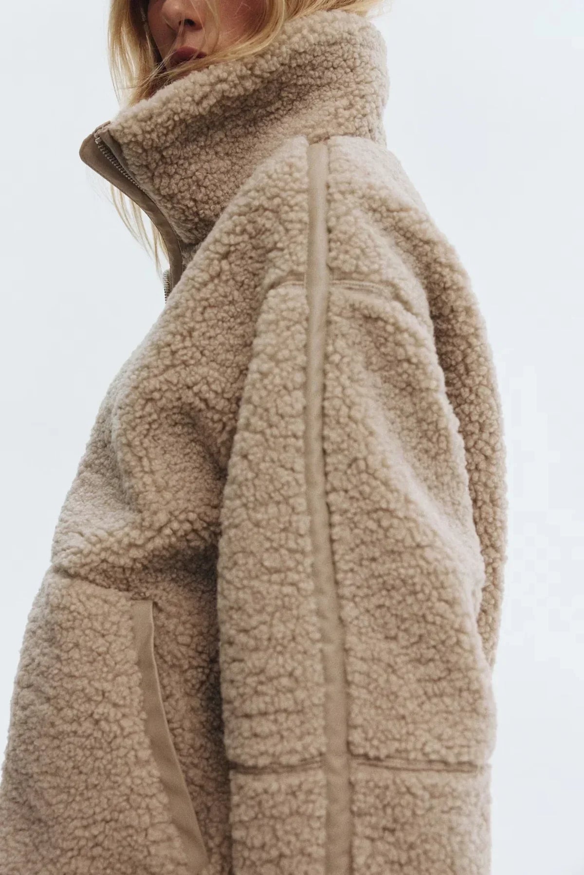 Manteau en Teddy Doux KAJA par Danoir Paris, veste chaude et confortable en tissu peluche, vue de face en gros plan.