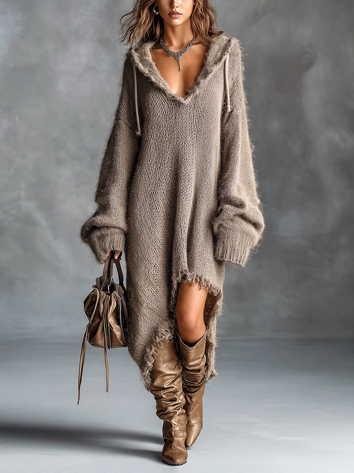 Robe midi à capuche en tricot flou Danoir Paris, vêtement chaud et confortable, portée avec détails en tissu doux.