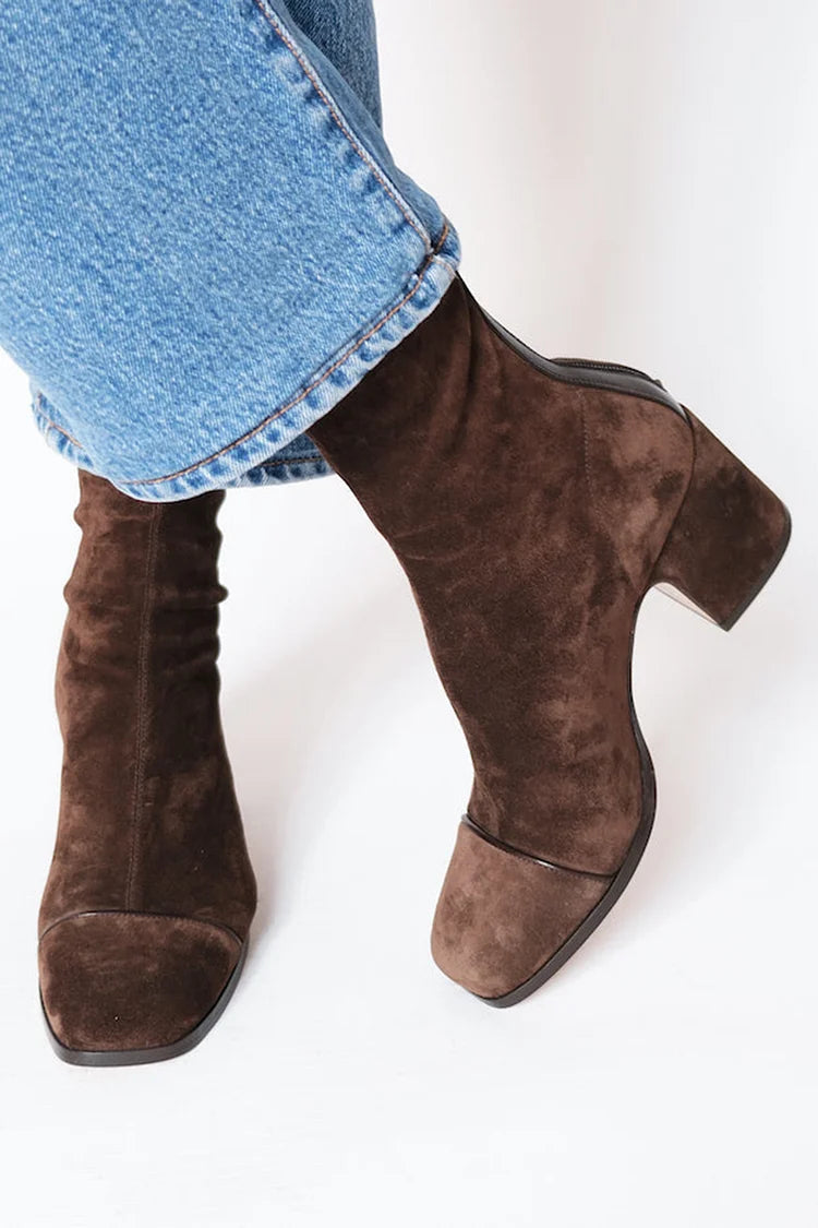 Bottines en suédine Céleste™ de Danoir Paris, élégantes et sophistiquées, avec talon moyen et finition douce en tissu suédé.
