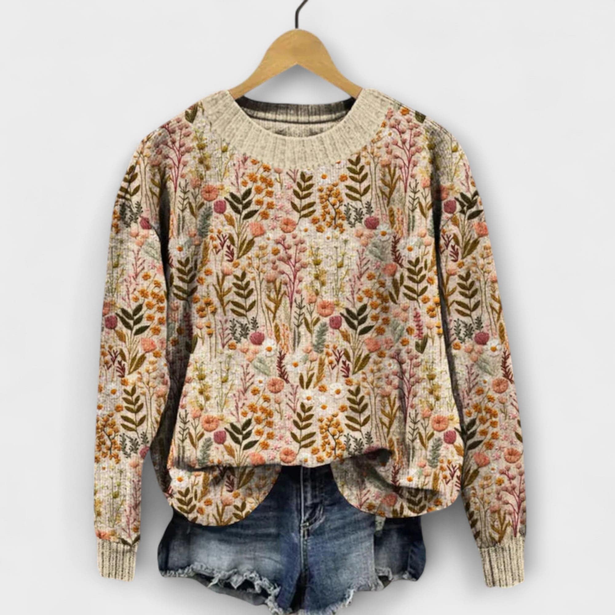 Pull floral élégant Tina de Danoir Paris, en tissu léger avec motifs floraux colorés, porté sur mannequin.