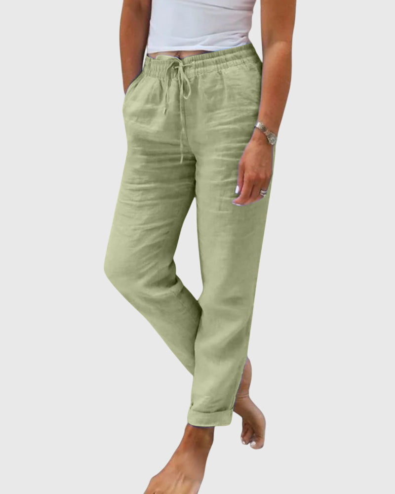 Pantalons élégants pour femmes Margaret™ de Danoir Paris, tissu fluide et coupe sophistiquée, portée élégante.