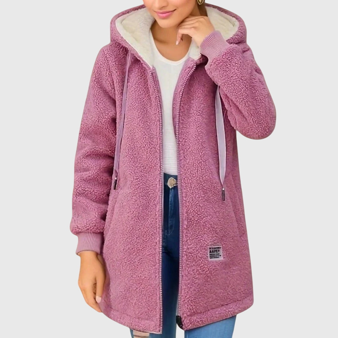 Veste en polaire pour femme Lieke™ de Danoir Paris, tissu doux et chaud, couleur gris clair, portée ouverte avec col montant.