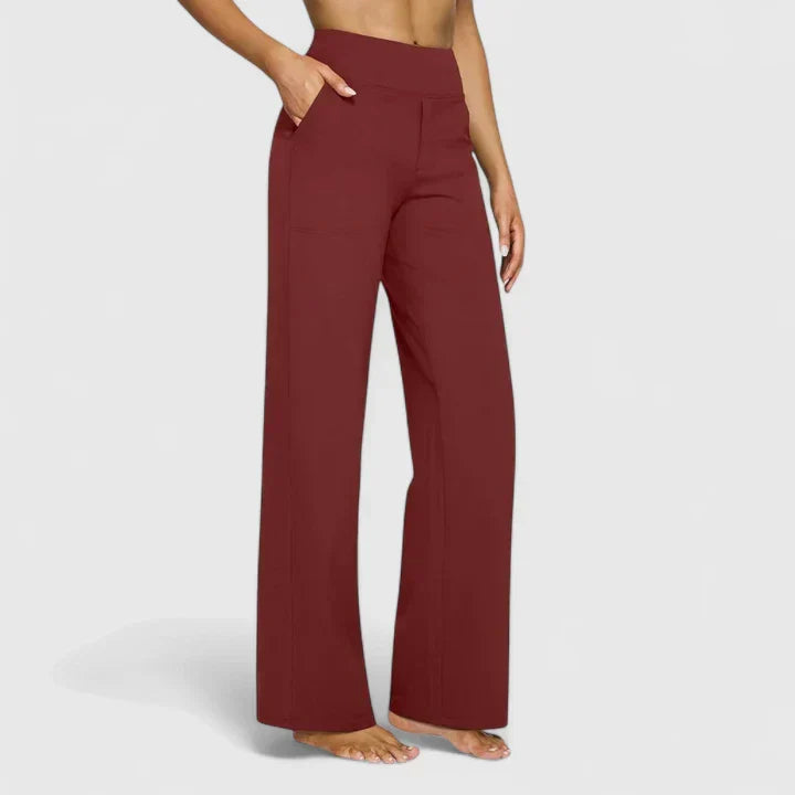 Pantalons confortables Jasmynne de Danoir Paris, en tissu doux et élégant, porté par un mannequin dans une tenue décontractée.