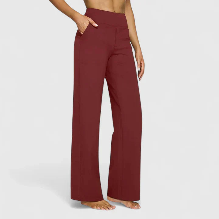 Pantalons élégants Danoir Paris Ame, tissu fluide et coupe ajustée, portés avec des détails sophistiqués, sur fond neutre.