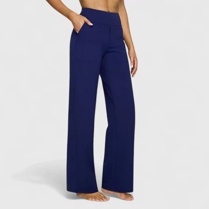 Pantalons confortables Jasmynne de Danoir Paris, en tissu doux, coupe décontractée, portés avec une chemise blanche.