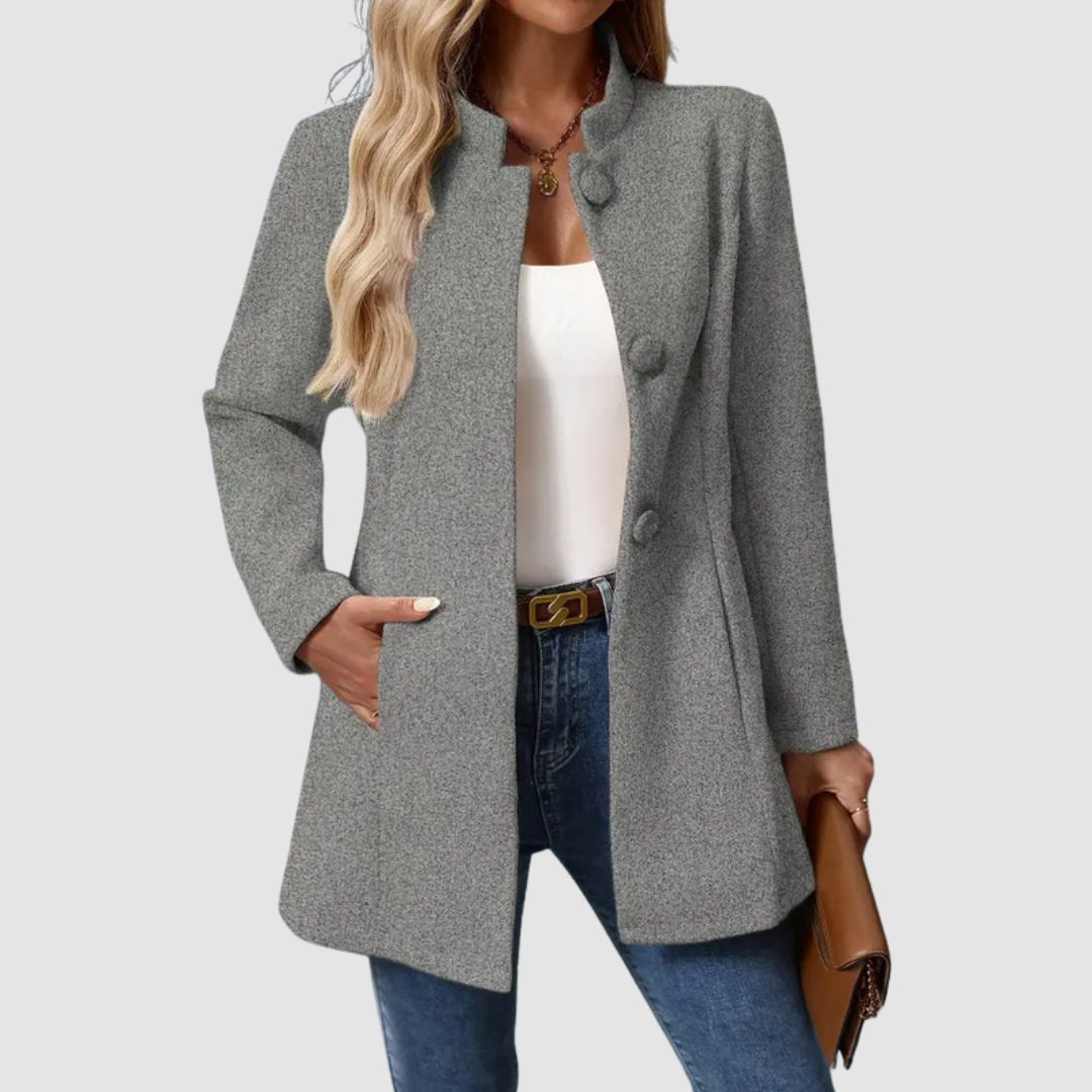 Veste élégante intemporelle Vera™ de Danoir Paris, en tissu chic avec col classique et boutons, portée sur une mannequin.
