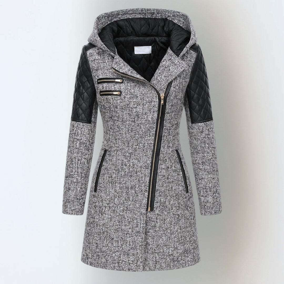 Manteau d'hiver luxueux Danoir Paris Valeria, chaud et élégant, avec doublure en fourrure synthétique, porté en plein air.