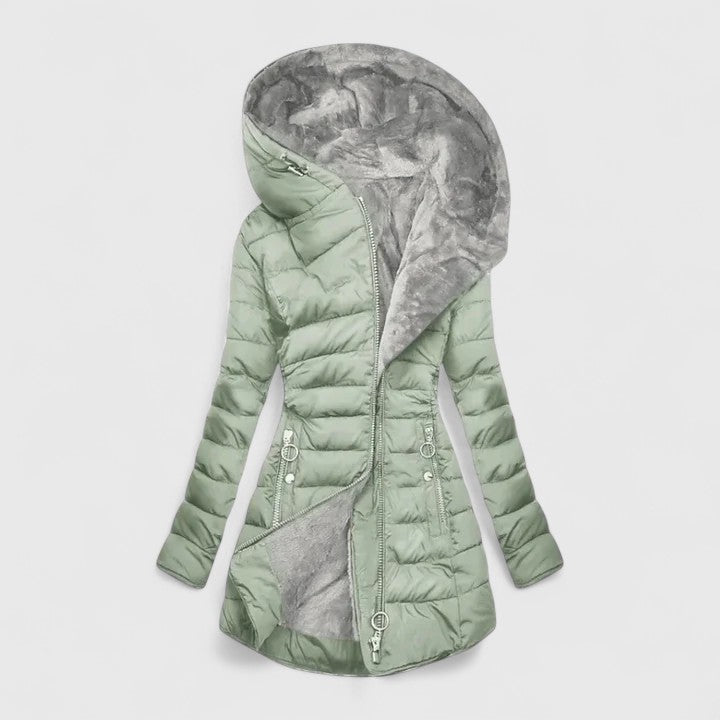 Manteau confortable Cassiora de Danoir Paris, tissu chaud et doux, porté sur un mannequin dans une ambiance intérieure élégante.