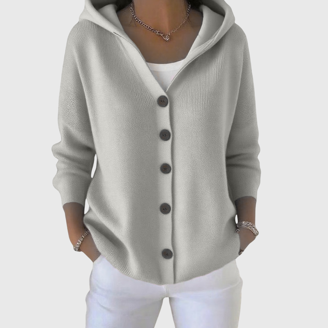 Cardigan élégant Joyce de Danoir Paris en laine douce, porté sur un mannequin avec un fond neutre.