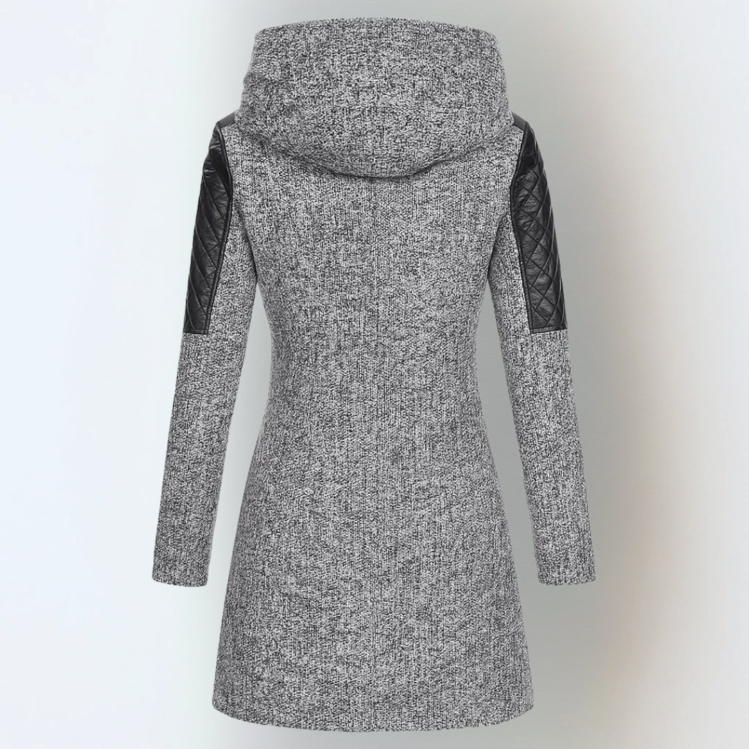 Manteau d'hiver Danoir Paris Valeria, chaud et luxueux, avec capuche en laine et détails élégants, porté en extérieur.