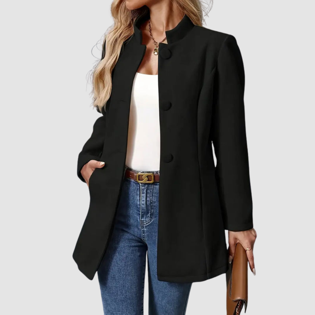 Veste élégante intemporelle Vera™ de Danoir Paris, vue de face, en tissu chic avec col et boutons sophistiqués.
