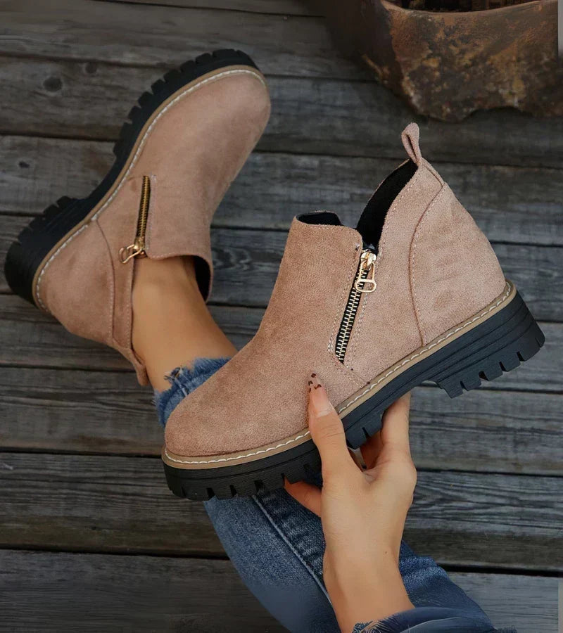 Bottines confort Danoir Paris Alessia en cuir noir avec talon moyen, idéales pour un style élégant et confortable.