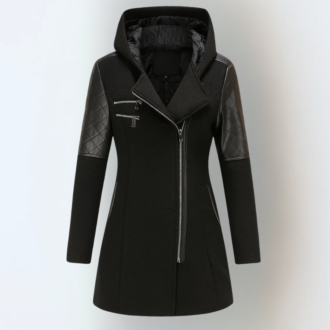 Manteau d'hiver luxueux et chaud Valeria de Danoir Paris, en tissu épais avec col en fourrure synthétique, porté par une mannequin.