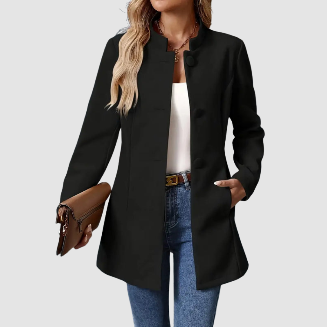 Veste élégante intemporelle Vera™ de Danoir Paris, coupe classique, tissu sophistiqué, portée sur un mannequin.