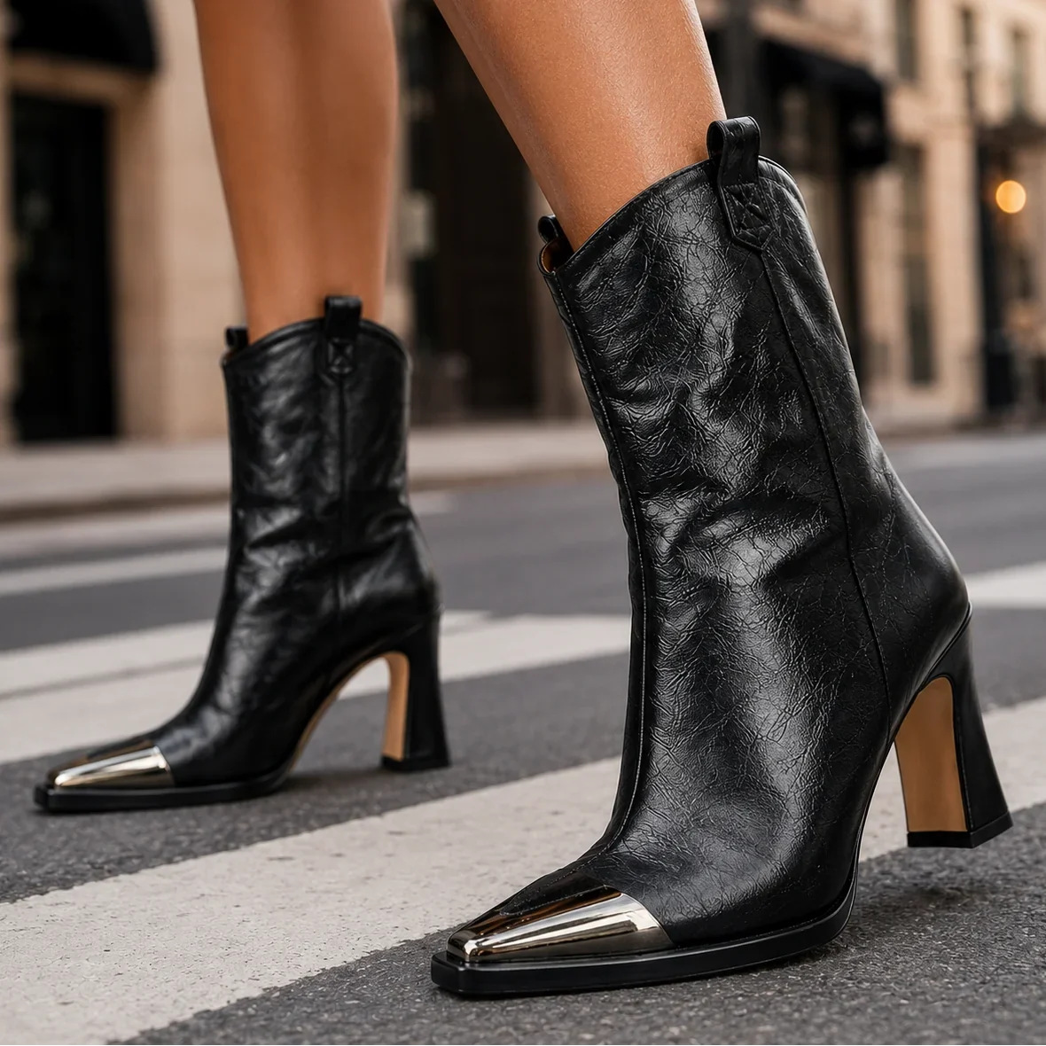 Bottines western Danoir Paris en cuir ambre avec bout métallisé, style élégant et tendance pour femmes.