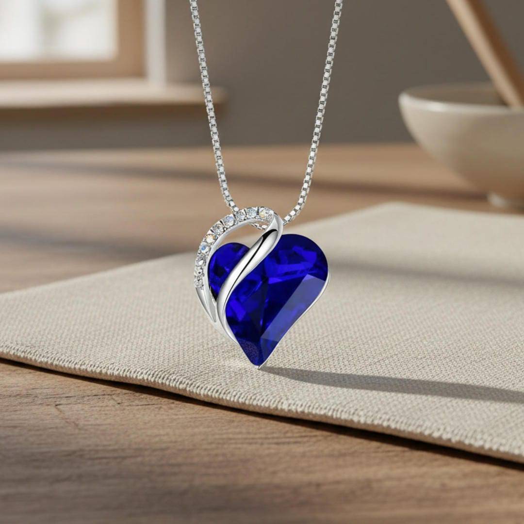 Collier Infinity Heart en saphir de la marque Danoir Paris, chaîne fine avec pendentif cœur en saphir bleu brillant.