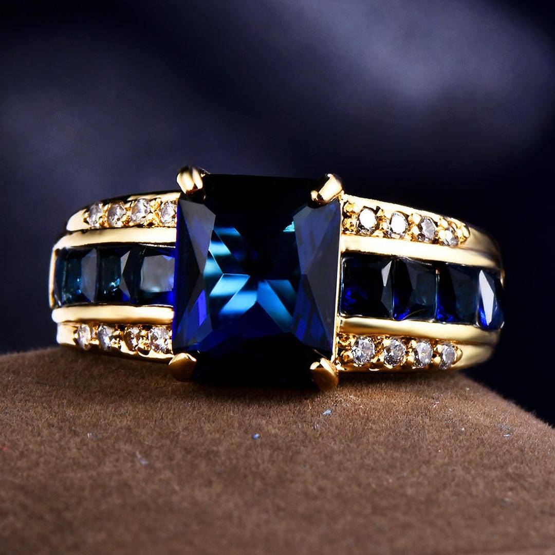 Bague en velours saphir avec pétales de Danoir Paris, bijou élégant pour chien ou chat.