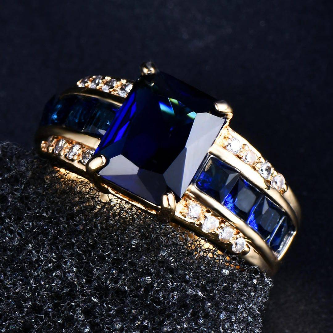 Bague en velours saphir avec pétale, bijou élégant de Danoir Paris, vue rapprochée de la bague fine et sophistiquée