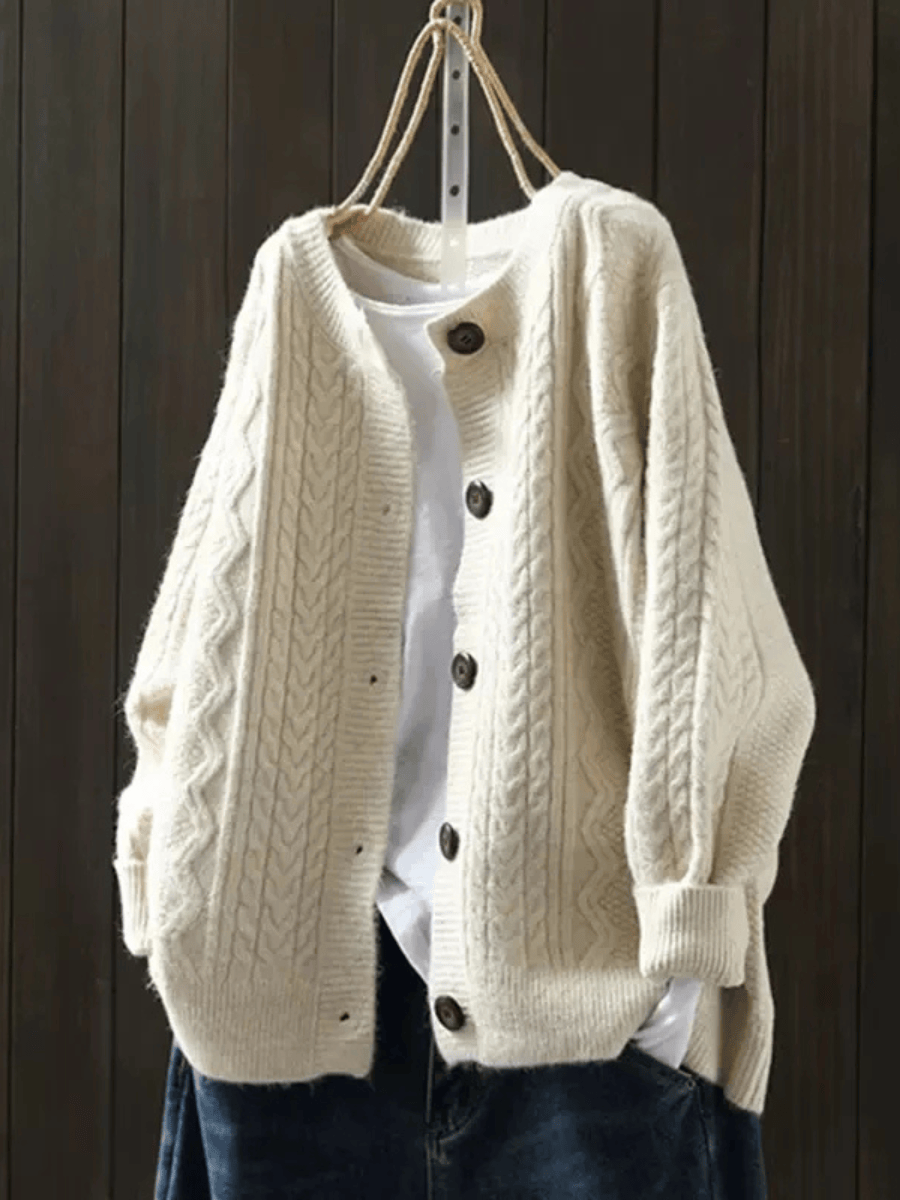Cardigan en tricot Doris Danoir Paris, élégant, avec des détails fins et une coupe sophistiquée, visible sur l'image.
