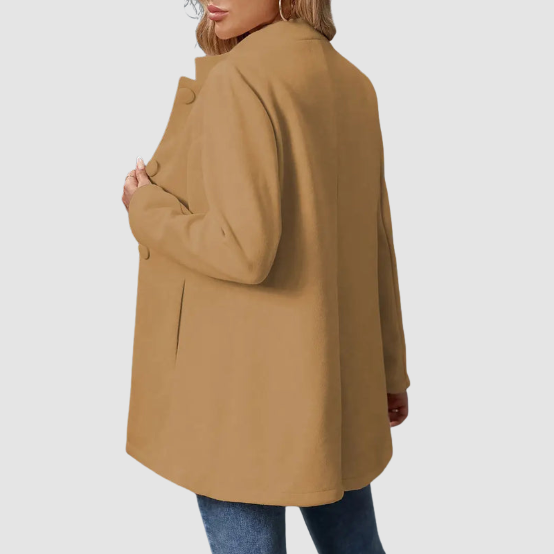 Veste élégante intemporelle Vera™ de Danoir Paris en tissu noir, avec col classique et coupe ajustée.