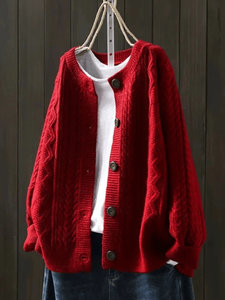 Cardigan tricoté Doris de Danoir Paris, élégant, en maille fine, couleur neutre, porté sur un mannequin.