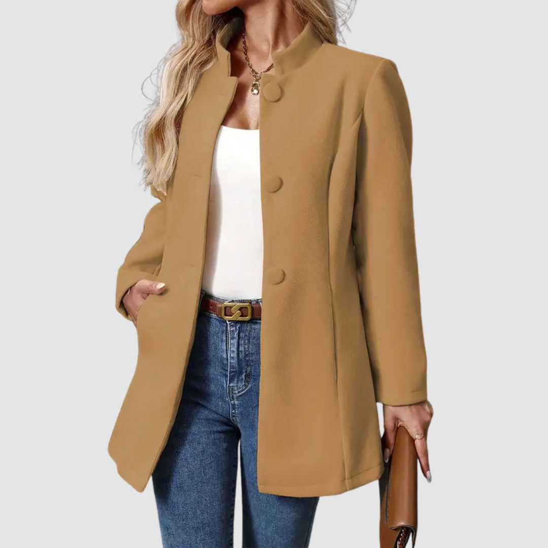 Veste élégante Danoir Paris Vera™ en tissu sophistiqué, montrée portée avec col en revers et boutons sur le devant.
