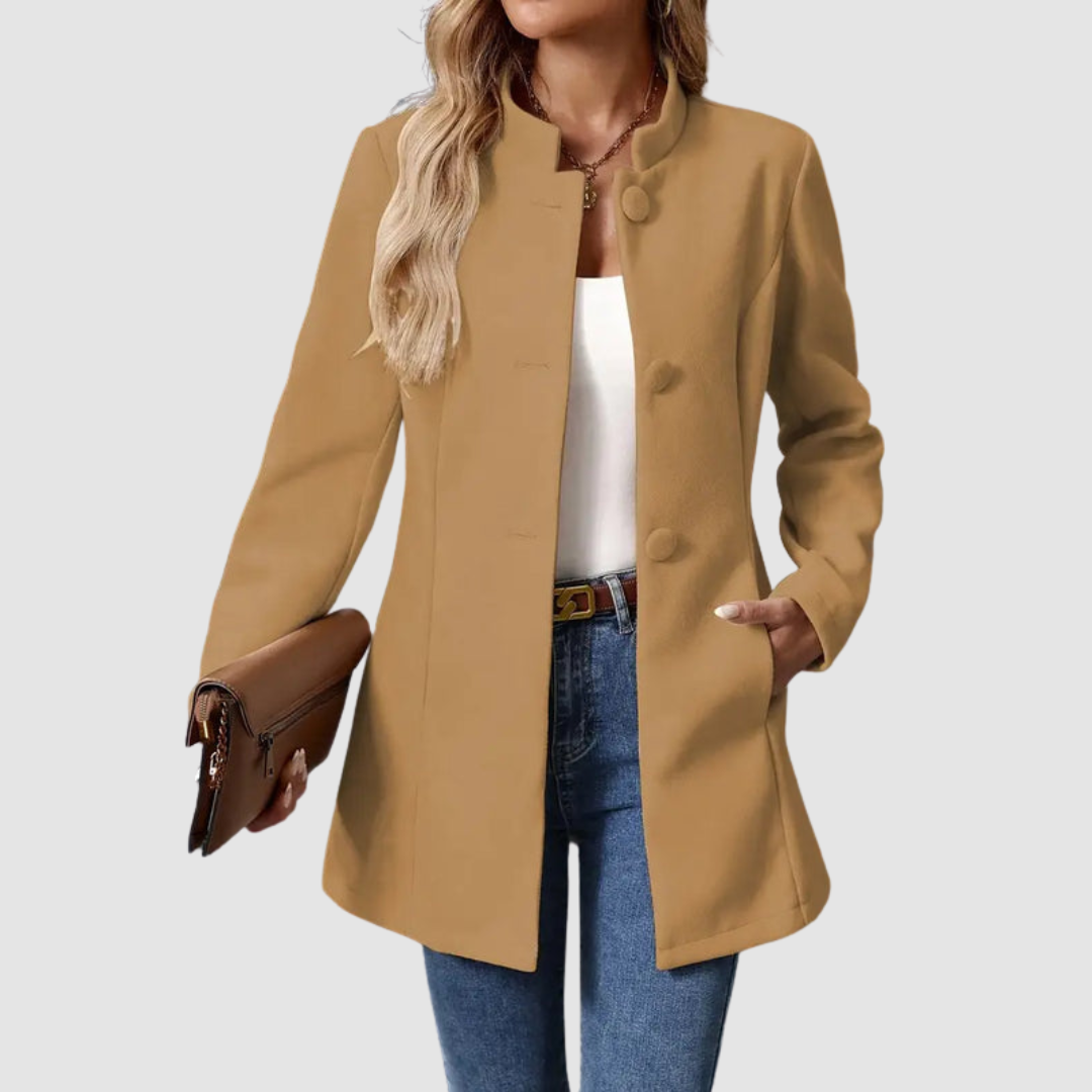 Veste élégante intemporelle Vera™ de Danoir Paris, en tissu sophistiqué, avec col classique et coupe ajustée.