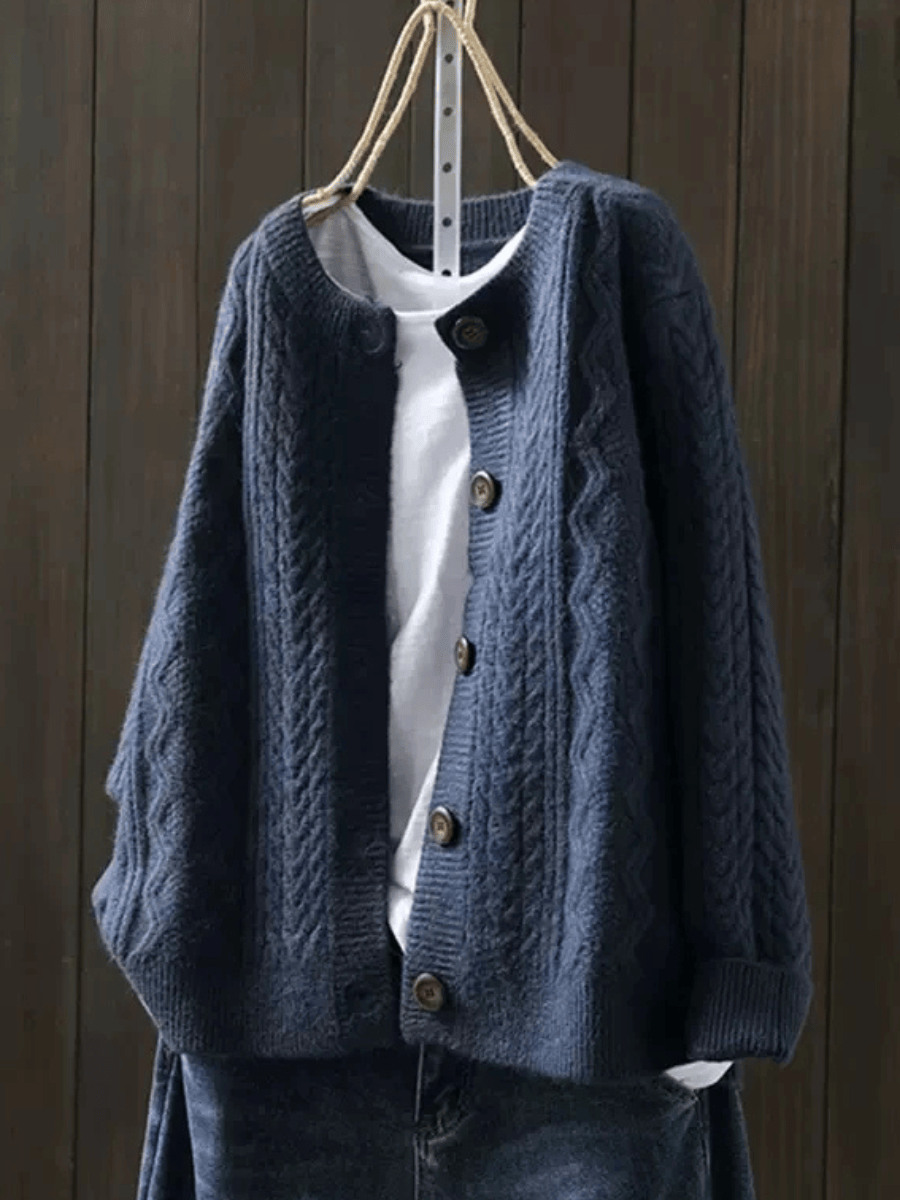 Cardigan tricoté élégant Doris de Danoir Paris, en laine douce, porté avec manches longues et col en V.