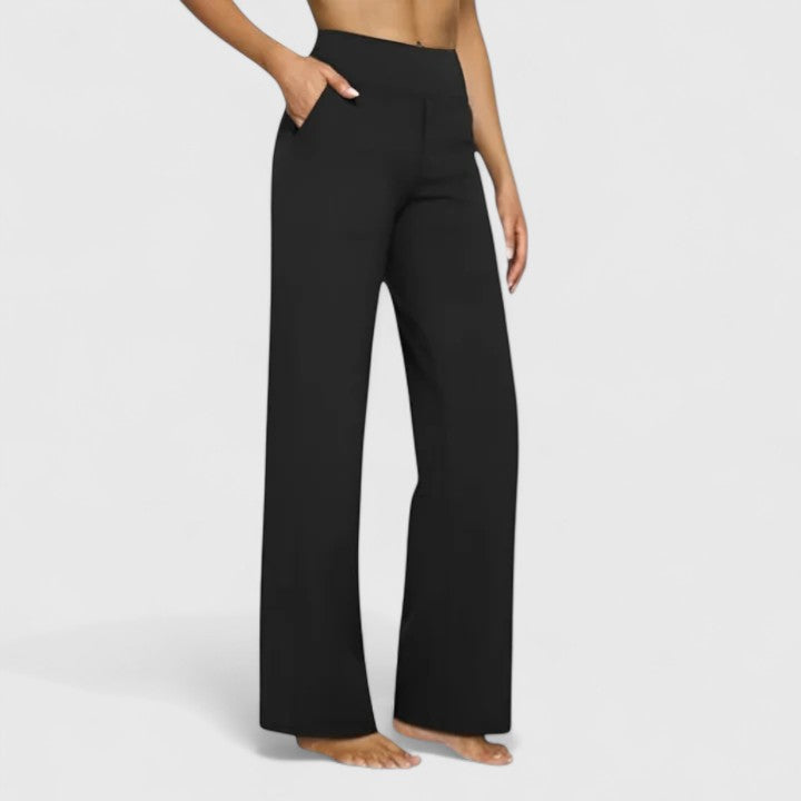 Pantalons sophistiqués Hilary de Danoir Paris, coupe élégante et tissu fluide, portés avec un haut blanc et chaussures noires.