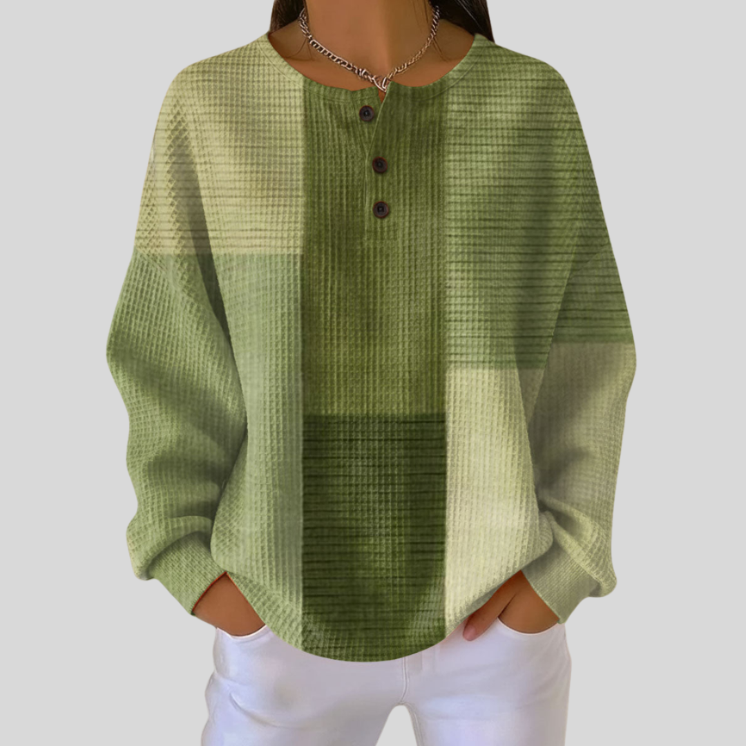 Haut Henley texturé en gaufre Diane de Danoir Paris porté, vue de face, en tissu léger et confortable, couleur ivoire.