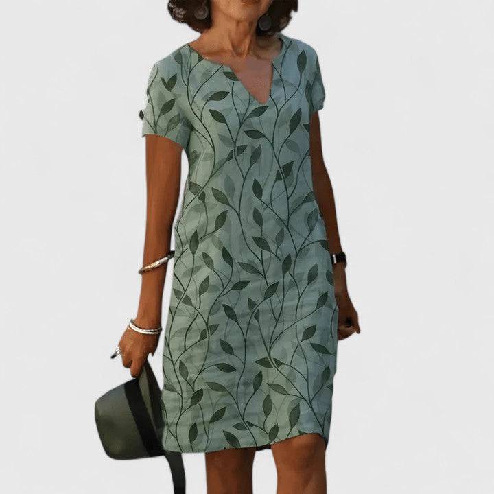Robe d'été élégante Calisse de Danoir Paris, en tissu léger, avec coupe fluide et détails raffinés, portée en plein air.