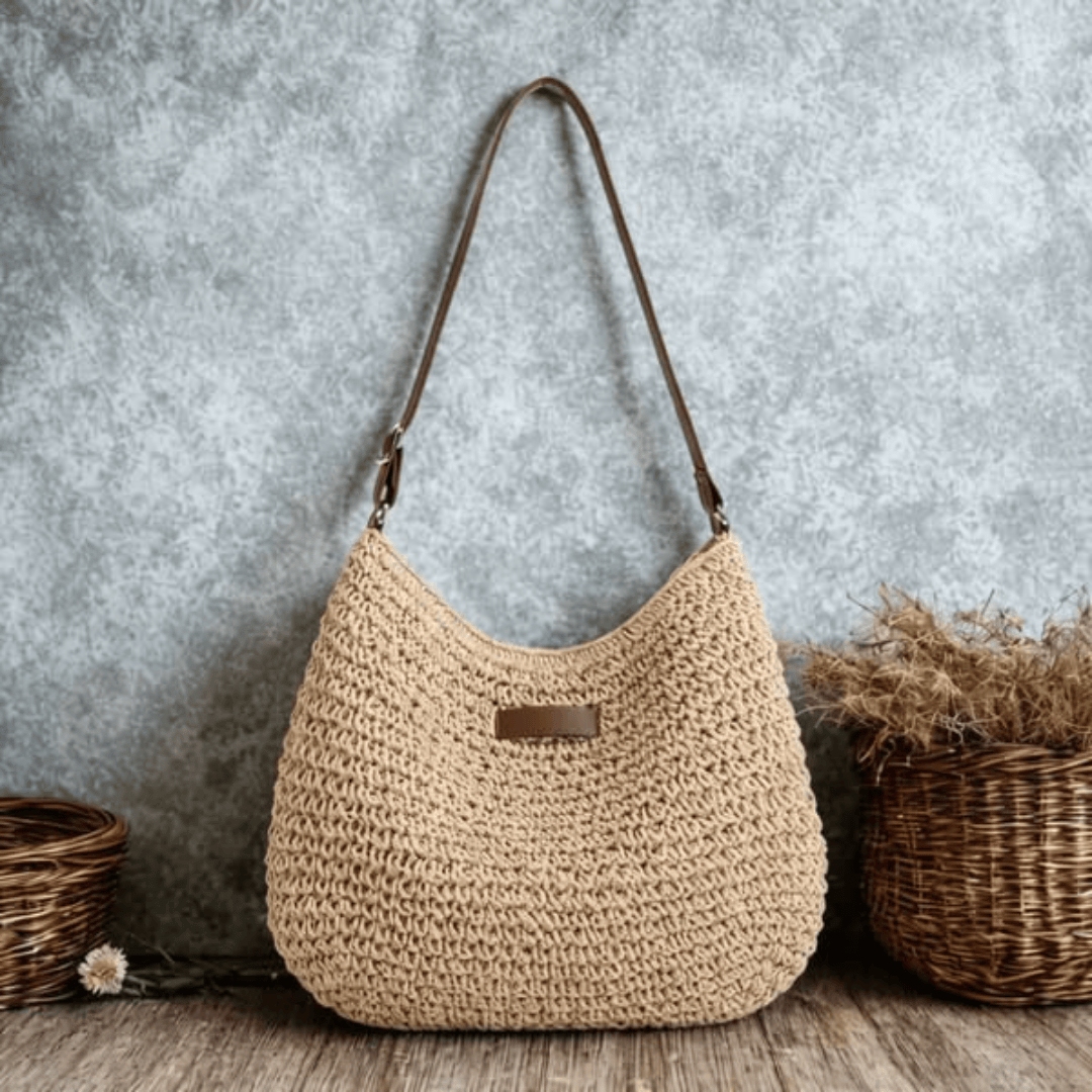 Sac élégant Kathy de Danoir Paris, en cuir noir avec détails dorés, vue en gros plan sur la texture et les finitions.
