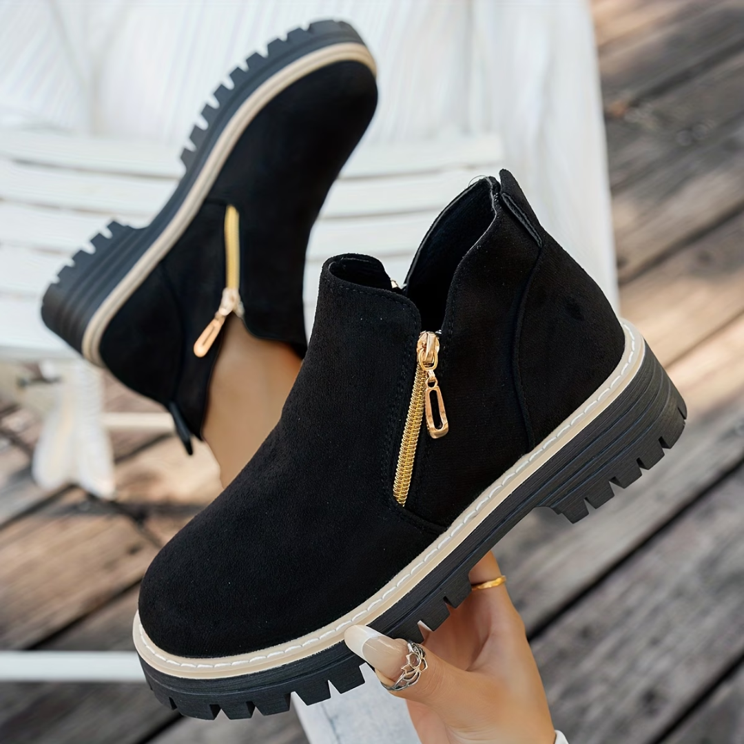 Bottines élégantes Mila de Danoir Paris en cuir noir avec talons moyens et finition raffinée, vues de face sur fond neutre.