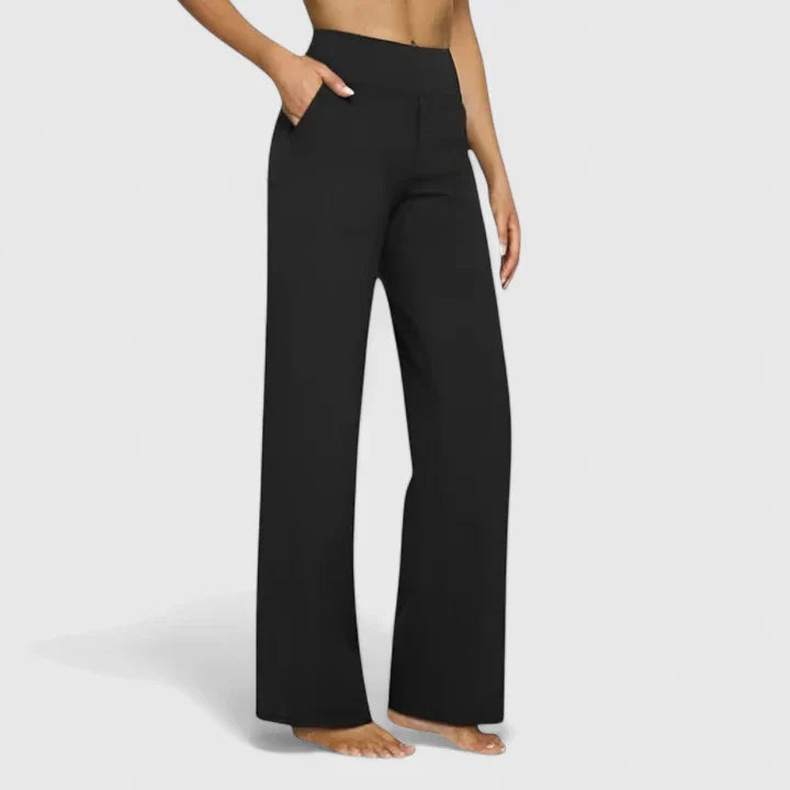 Pantalons confortables Jasmynne de Danoir Paris, en tissu doux, portée avec une ceinture et poches visibles.