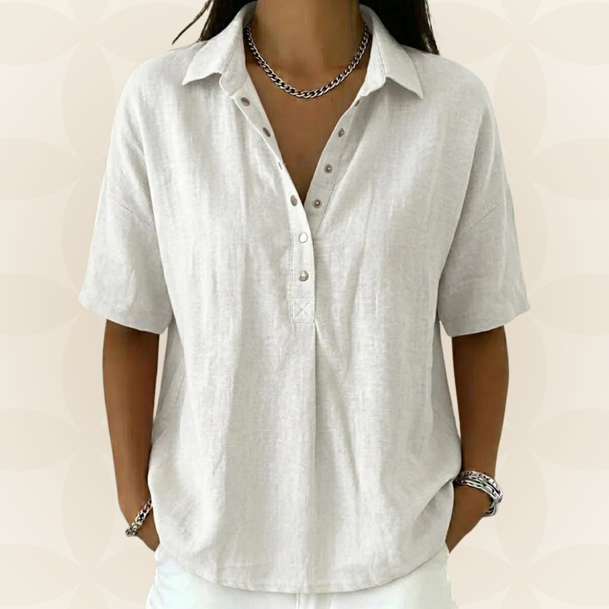 Blouse Sonja de Danoir Paris avec col élégant et détail de boutons, en tissu léger, portée de face.