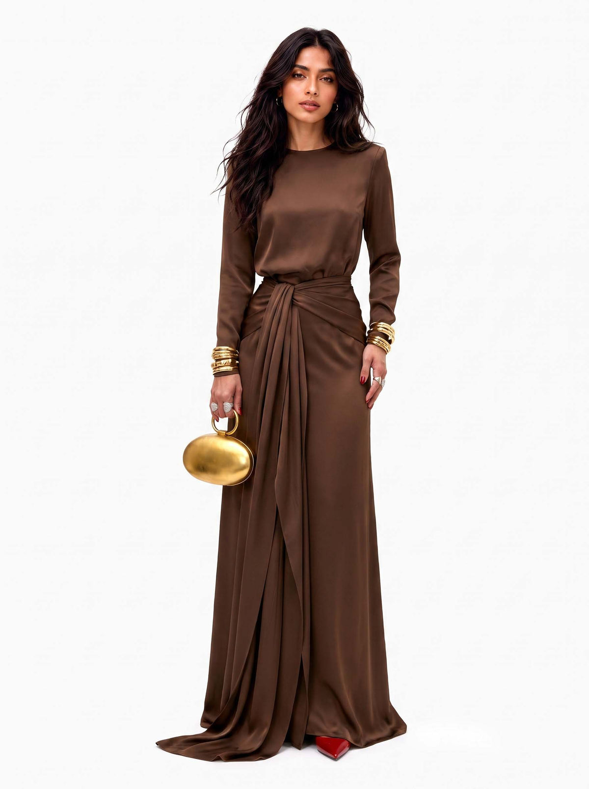 Robe longue en satin drapé Cassandra pour femme, conçue par Danoir Paris, visible avec détails élégants et finition raffinée.