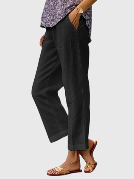 Pantalons d'été élégants pour femmes Danoir Paris, coupe fluide et tissu léger, portés avec un top blanc, mode chic et confortable