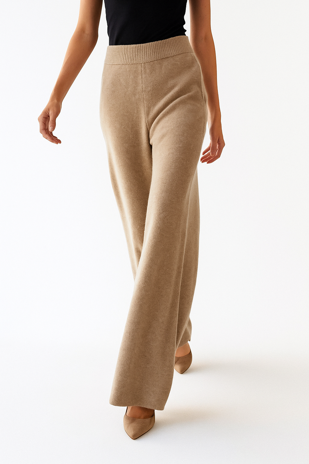 Pantalon Chloé en cachemire élégant de Danoir Paris, vue en gros plan avec détails de la texture et de la coupe.