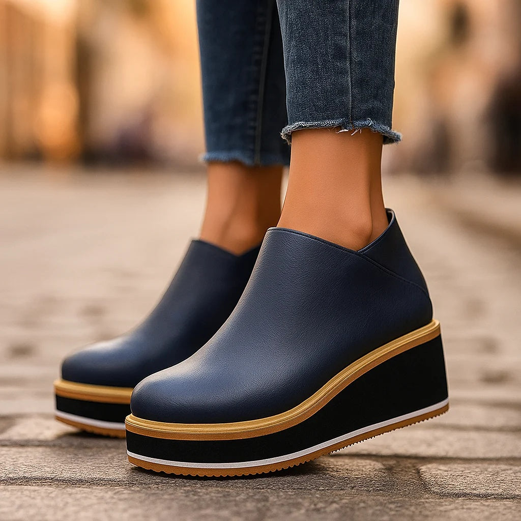 Bottines compensées Danoir Paris Coralie avec zip latéral, en cuir noir, portant une semelle épaisse et élégante.