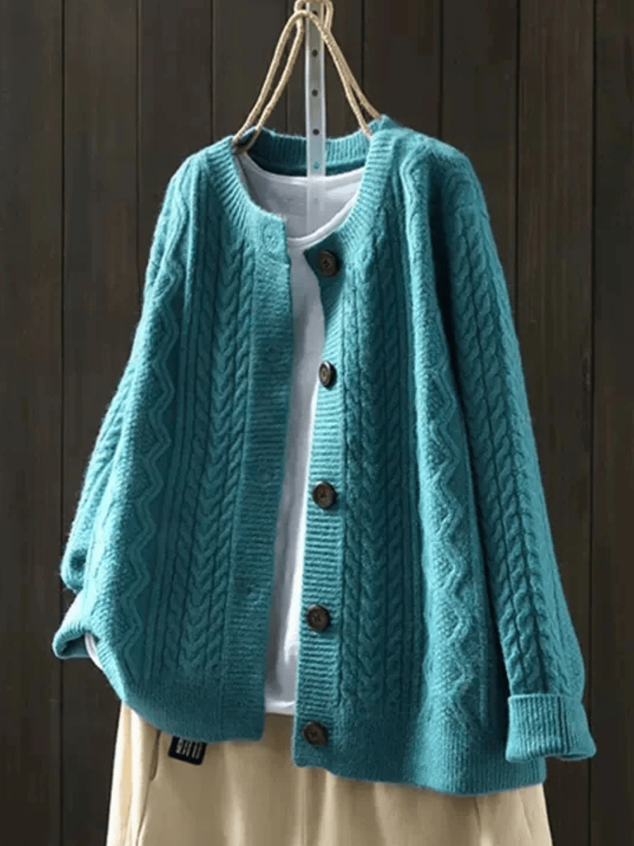 Cardigan tricoté Doris de Danoir Paris, élégant, porté sur un mannequin avec détails de texture et coupe moderne.