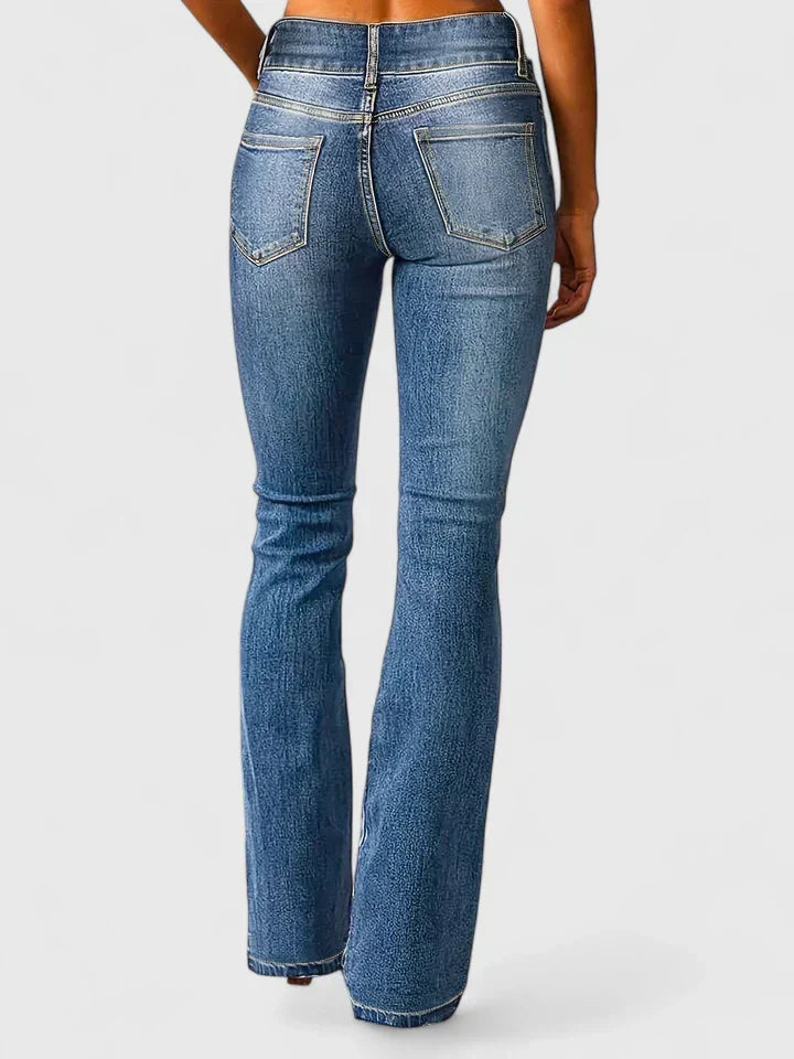 Pantalons élégants Danoir Paris Auryzelle, style moderne et sophistiqué, en tissu fluide, porté avec une blouse blanche.