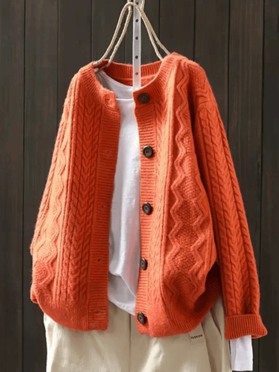 Cardigan en tricot Doris Danoir Paris, élégant, porté sur un mannequin, couleur neutre, détails fins et texture douce visible.