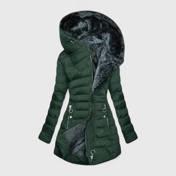 Manteau confortable Cassiora de Danoir Paris, en tissu doux, porté par un mannequin, style décontracté et élégant.
