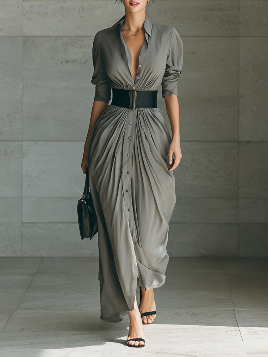 Robe longue plissée Zéphyrine de Danoir Paris, vêtement élégant avec tissu fluide et détails sophistiqués, portée avec style.