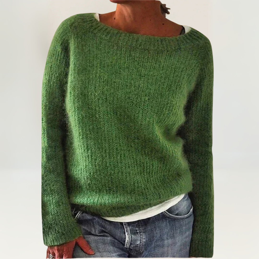 Pull confortable Suzy de Danoir Paris en jersey doux, porté par une femme, en couleur neutre, détails de style décontracté.