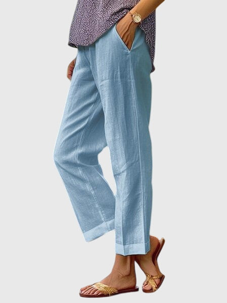 Pantalons d'été élégants pour femme Elaine™ de Danoir Paris, tissu léger et coupe chic, portée décontractée et sophistiquée.