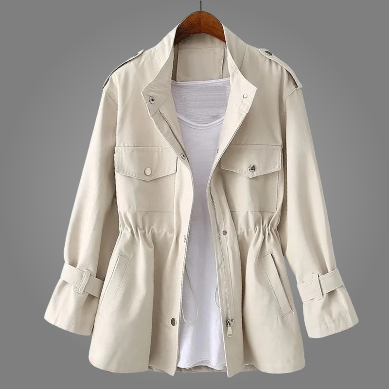 Veste utility d'automne Eleanor de Danoir Paris, coupe élégante, couleur kaki, détails pratiques et style urbain.