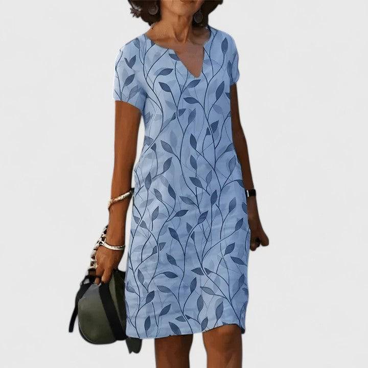 Robe d'été élégante Calisse de Danoir Paris avec tissu fluide et design sophistiqué, portée par un mannequin.