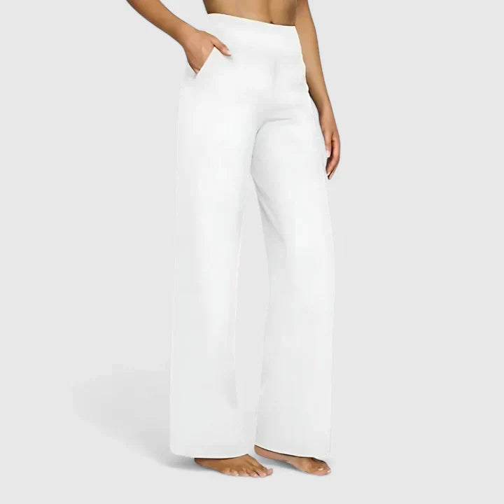 Pantalons élégants Danoir Paris Ame, coupe moderne et tissu de qualité, portés avec style pour un look sophistiqué.