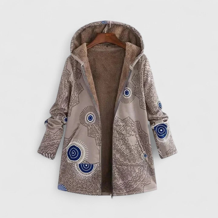 Veste confortable Hyraelleh de Danoir Paris, en tissu doux, portée par un modèle, vue en gros plan sur le devant.